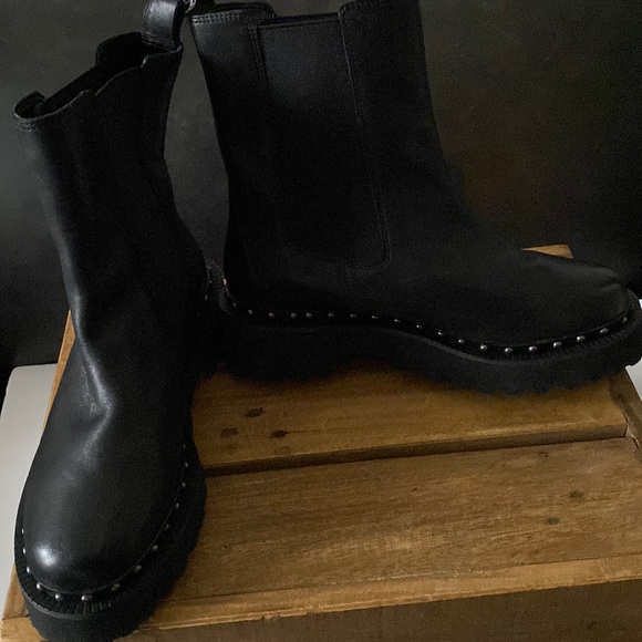 Vince Camuto Meendey Black Leather Pull On Chelsea Fashion Booties Lug Sole NWT - Picture 2 of 6